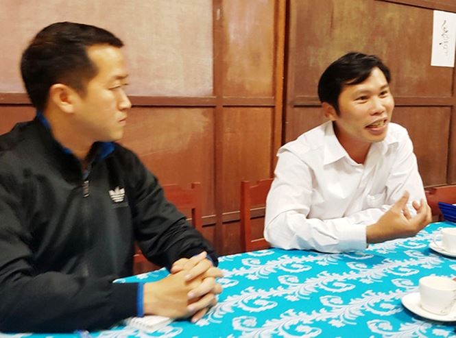 Hiệu trưởng trường THCS Lê Thuyết - Trần Văn Bình (áo trắng) trao đổi thông tin với báo chí