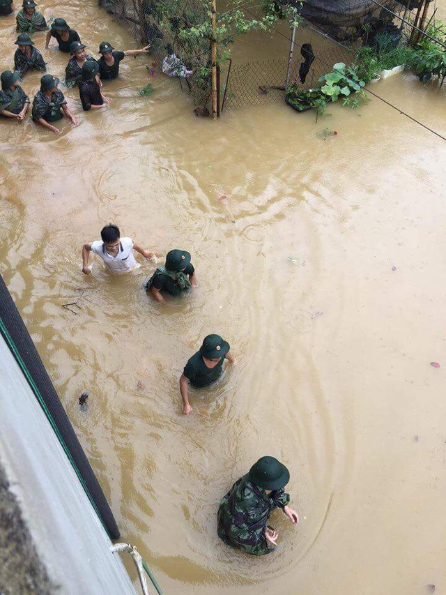 Bộ đội và các lực lượng chức năng đang giúp đỡ cứu nạn cho dân khỏi vùng nước lũ
