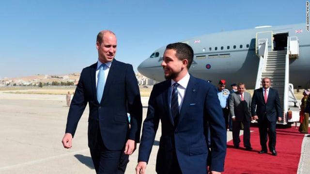Trước đó, Thái tử Hussein bin Abdullah, con trai của vua Abdullah II của Jordan đã đón tiếp Hoàng tử William và Công tước xứ Cambridge ở sân bay tại thủ đô Amman 