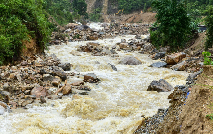 Lũ trên suối và các sông tại vùng núi phía Bắc dâng cao đột biến những ngày qua do mưa lớn