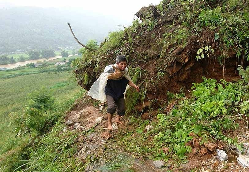 Để tiếp tục di chuyển, người dân phải men qua những khe đá, đường mòn