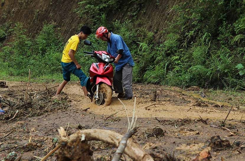 Đường giao thông bị gián đoạn do đất đá, bùn đất sạt lở xuống