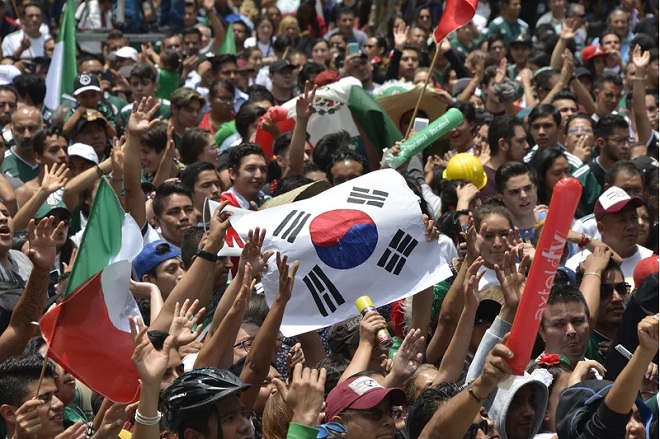 Những cổ động viên của Mexico đã vỡ òa ăn mừng cùng cổ động viên Hàn Quốc ngay khi lưới của Đức rung lên. Thậm chí họ còn rước cờ Hàn Quốc sau trận đấu để ăn mừng