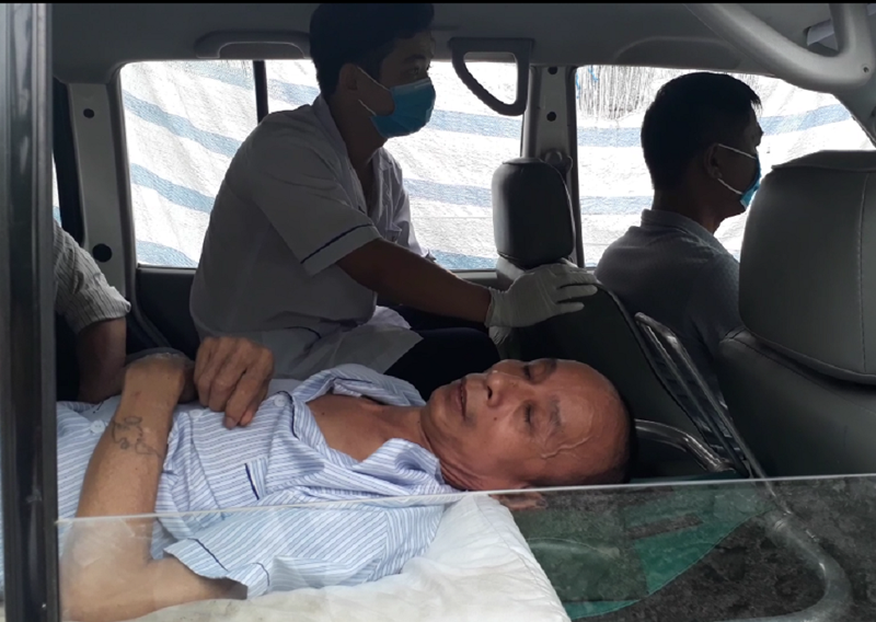 Bị cáo Hùng bị lực lượng chức năng áp giải bằng xe cứu thương tới để tham gia phiên xét xử