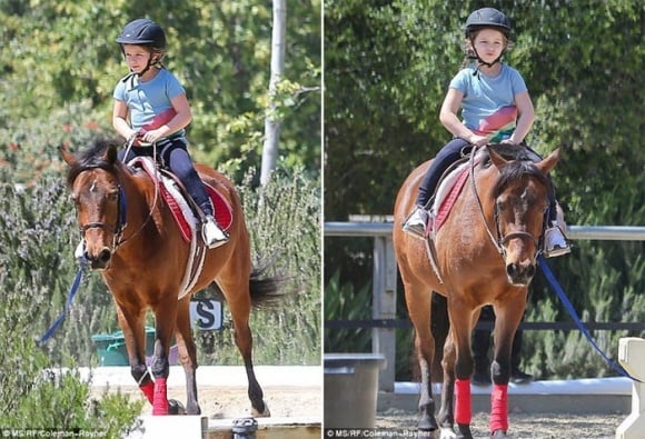 Trước đó, cô bé đã được bố mẹ cho đi học cưỡi ngựa và ngay lập tức phát cuồng và yêu thích môn thể thao này