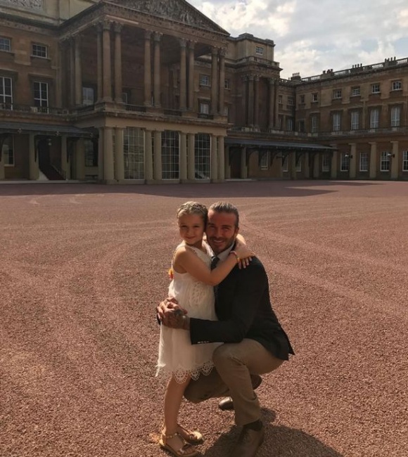 Sinh nhật năm ngoái, cô bé được bố dẫn tới cung điện Buckingham