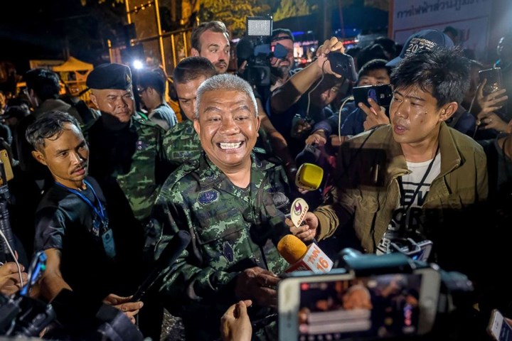 Tướng quân đội Bancha Duriyaphan vui mừng phát biểu với báo chí sau khi lực lượng cứu hộ tìm thấy đội bóng