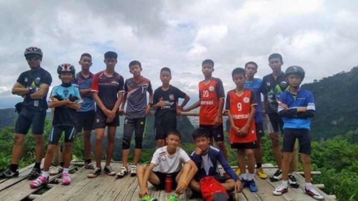 Trước đó đội bóng trẻ em từ 11 - 16 tuổi cùng HLV đã đi vào hang Tham Luang khám phá. Tuy nhiên mưa lớn khiến nước dâng cao, cả đội bị mắc kẹt trong hang tới 9 ngày trước khi lực lượng cứu hộ tiếp cận được vị trí của đội