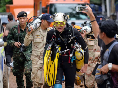 Lực lượng cứu hộ và thợ lặn đang làm hết sức mình để có thể đưa người ra ngoài sớm nhất có thể.