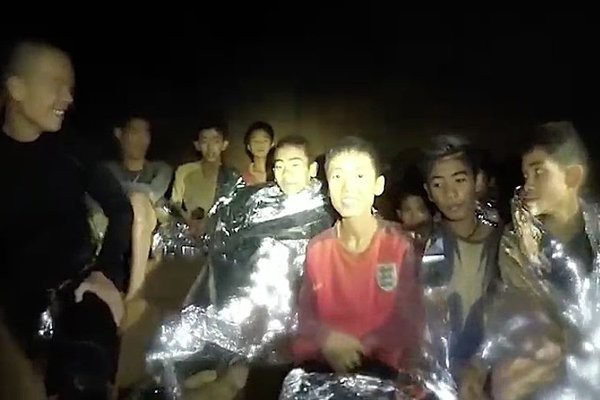 Các công tác cứu hộ đang gấp rút hoàn thành để giải cứu 13 người bị mắc kẹt trong hang Tham Luang trước khi bão đến