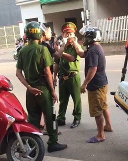 Nam thanh niên vi phạm giao thông nhưng rất hung dữ và dọa lại lực lượng chức năng bác mình là Trưởng CA TP Sơn La