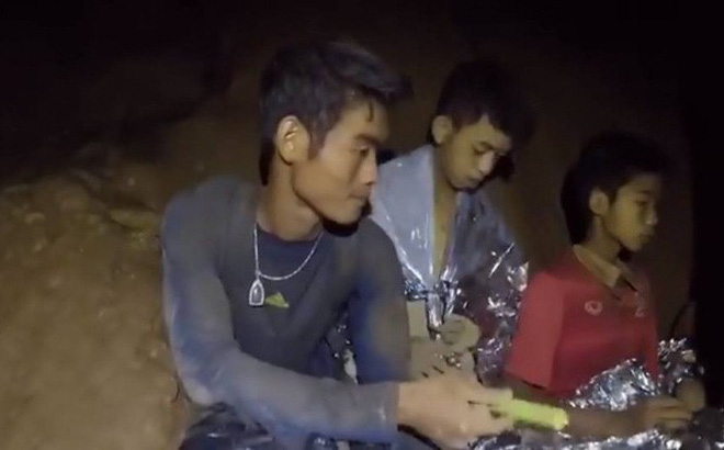 Vị HLV 25 tuổi là người lớn duy nhất trong số 13 thành viên bị kẹt trong hang Tham Luang