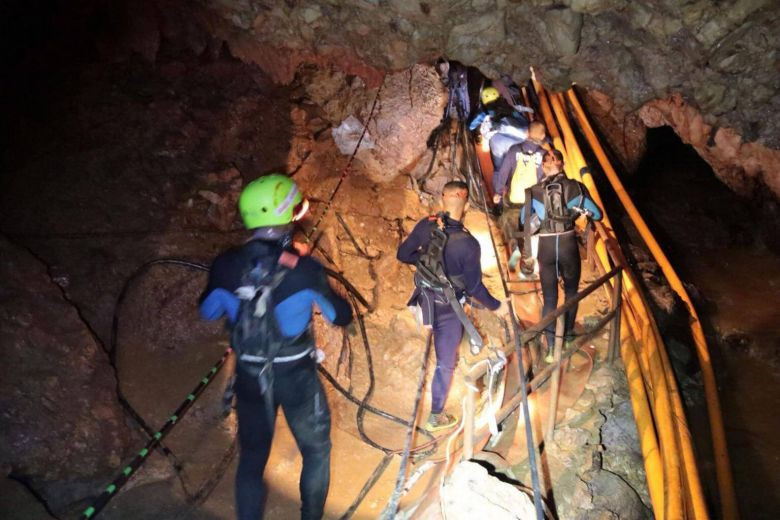 Chiến dịch giải cứu 13 người của đội bóng Lợn Hoang đang mắc kẹt tỏng hang Tham Luang đã được bắt đầu
