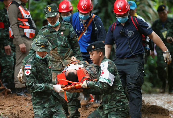 Các lực lượng cứu hộ và y tế phía ngoài cũng đang trong tình trạng sẵn sàng để ứng cứu trong mọi tình huống