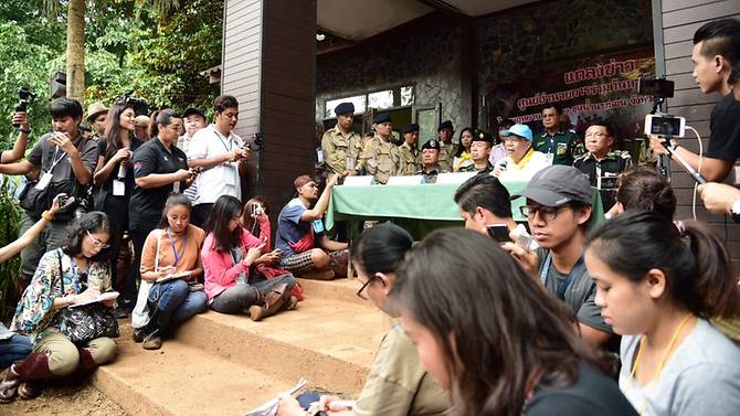 Tỉnh trưởng Chiang Rai là Narongsak Osottanakorn trong họp báo ngày 6/7