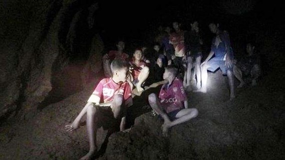 Những thợ lặn đầu tiên đang tiến vào hang Tham Luang để đưa các cậu bé ra ngoài