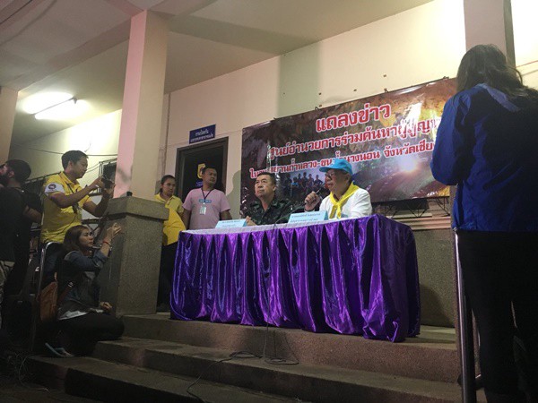 Tỉnh trưởng Chiang Rai Narongsak Osottanakorn, người đứng đầu chiến dịch giải cứu trong buổi họp báo tối 8/7