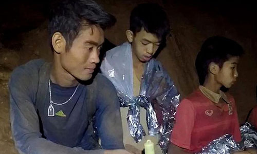 Theo Bangkok Post, vị HLV 25 tuổi nằm trong nhóm người đầu tiên được giải cứu do sức khỏe quá yếu