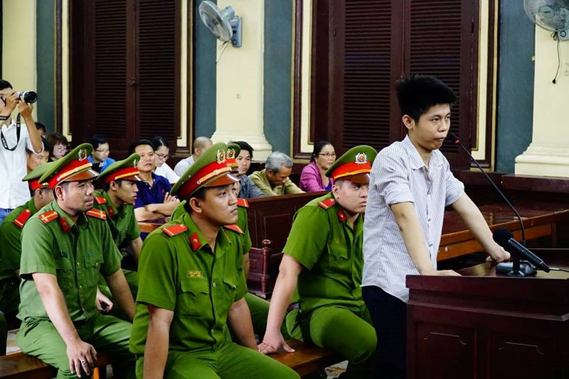 Nguyễn Hữu Tình trả lời cộc lộc, vẻ mặt lạnh lùng tại phiên xét xử