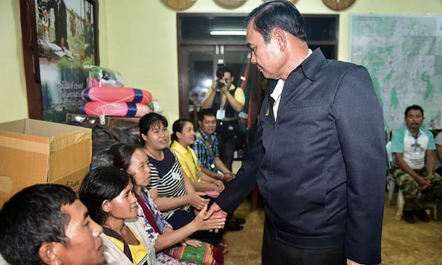 Thủ tướng Thái Lan Prayut Chan-o-cha hỏi thăm và động viên gia đình các nạn nhân mắc kẹt trong hang