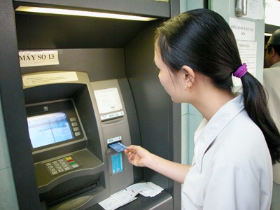 Ngân hàng Nhà nước đã tiếp tục ra thông báo tạm dừng việc tăng phí rút tiền ATM nội mạng