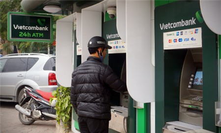 Trước đó, thông báo từ Vietcombank cho hay sẽ tăng phí rút tiền ATM nội mạng lên 1.650đ từ ngày 15/7