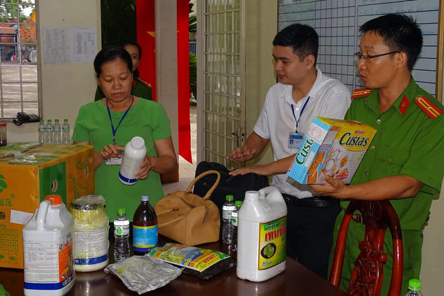 Lực lượng chức năm kiểm tra và thu giữ nhiều hóa chất lạ tại cơ sở trái cây Hùng Thuận
