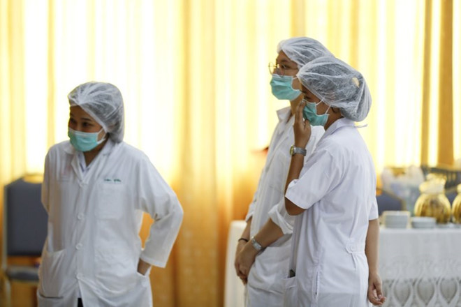 Các cán bộ y tế bệnh viện tỉnh Chiang Rai có cuộc họp nhanh để chăm sóc sức khỏe của 13 thành viên vừa được giải cứu