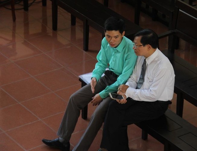Bác sĩ Lương và luật sư tại phiên xét xử sơ thẩm