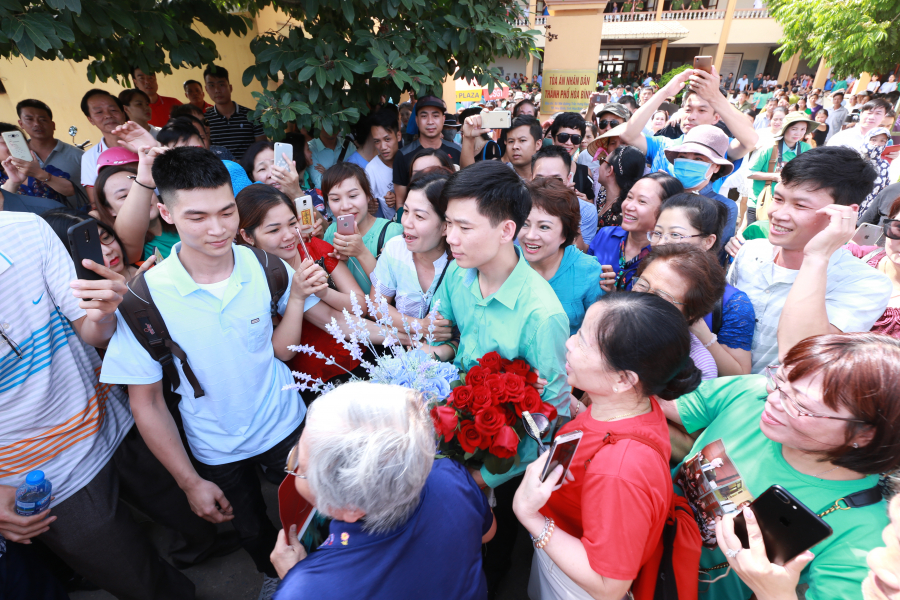 Kết thúc phiên xử ngày 30/6, bác sĩ Lương được người dân vây quanh chào mừng