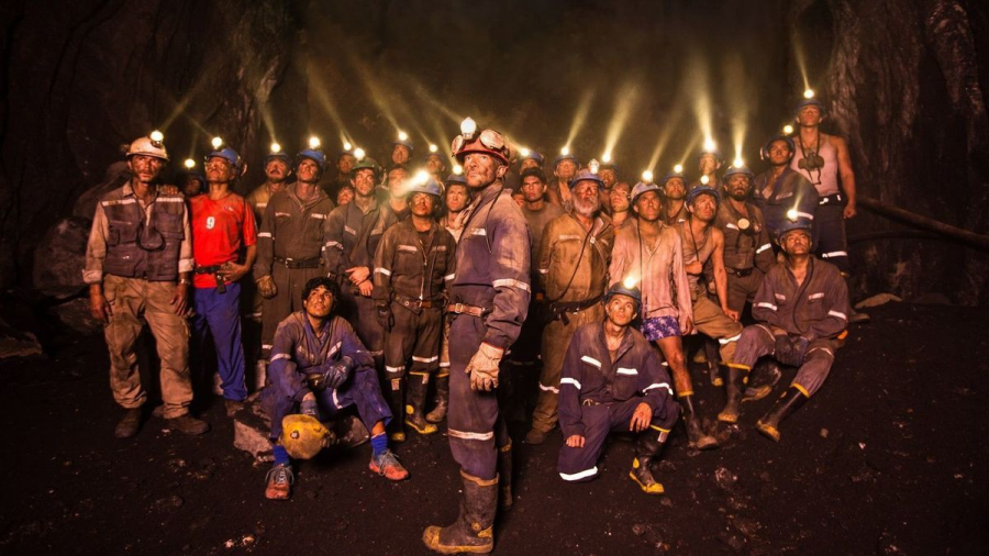 Trước đó, bộ phim The 33 (tựa Việt: 33 Thợ Mỏ) tái hiện công cuộc giải cứu 33 thợ mỏ ở Chile đã không có được thành công như mong muốn