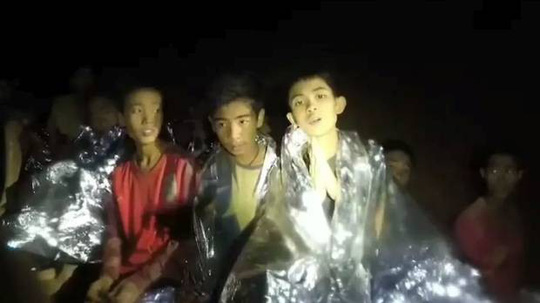 Các cậu bé khi vẫn còn phải ở trong hang Tham Luang đợi giải cứu