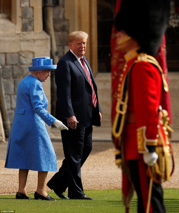 Nữ hoàng Anh cố gằng chỉ tay để ông Trump đi theo đúng quy tắc nhưng không thành