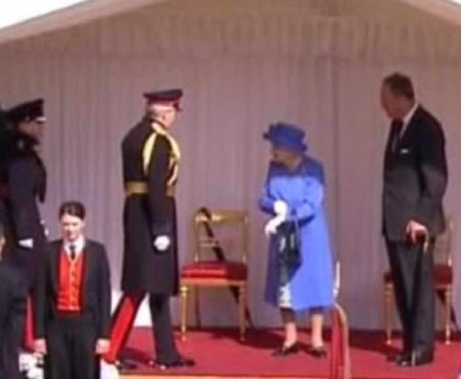 Nữ hoàng trông không vui bởi sự chậm trễ, thậm chí còn kiểm tra đồng hồ khi đứng đợi ông Trump và Đệ nhất phu nhân Melania.