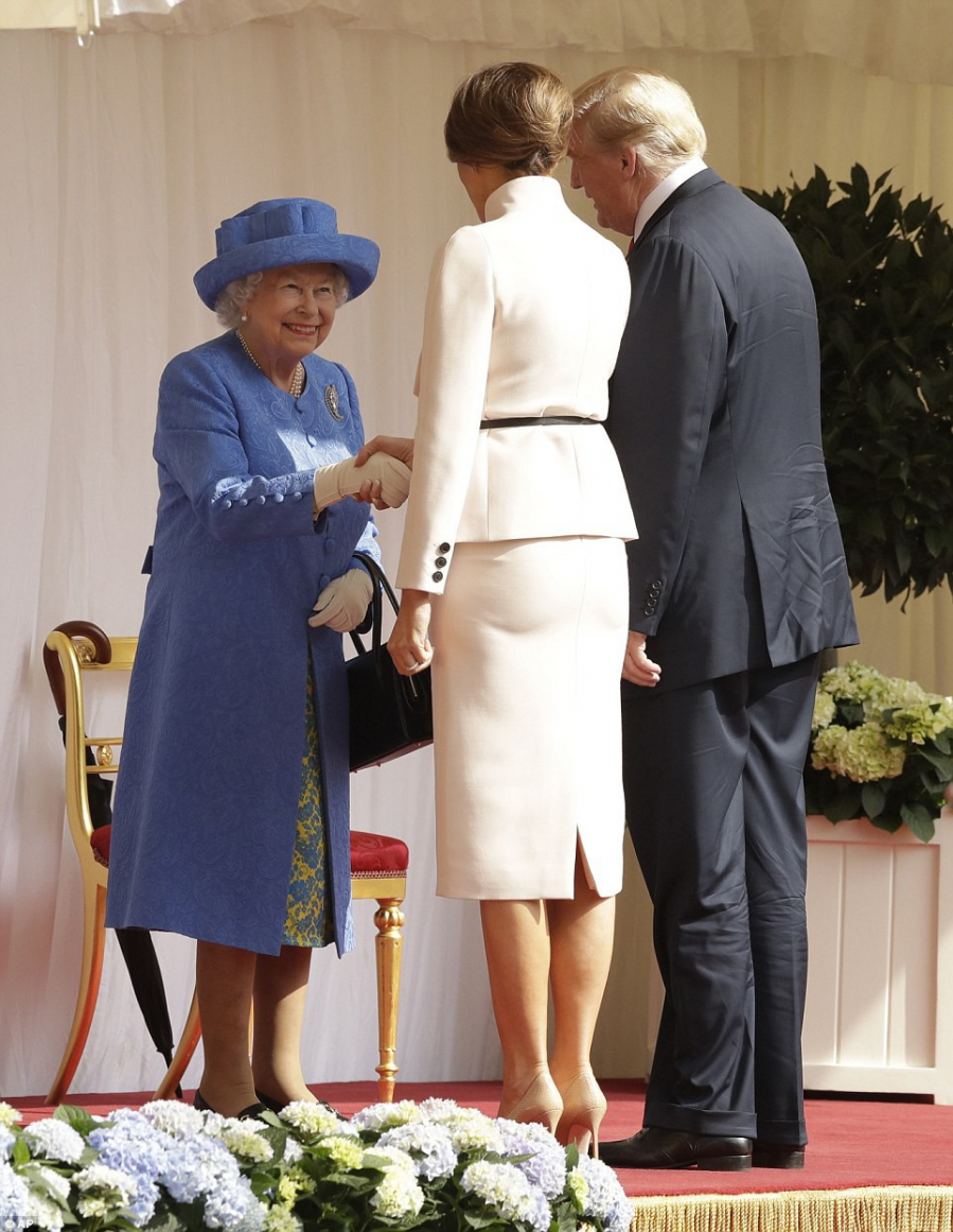 Cả hai vợ chồng Tổng thống Trump đều bắt tay Nữ hoàng thay vì cúi chào theo đúng quy tắc Hoàng gia