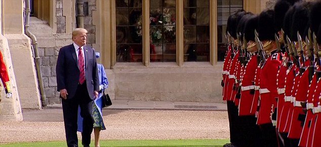 Ông Trump đột ngột dừng lại ngay trước mặt Nữ hoàng và ngây người đứng ngắm đội duyệt bình Hoàng gia Anh trong vài giây