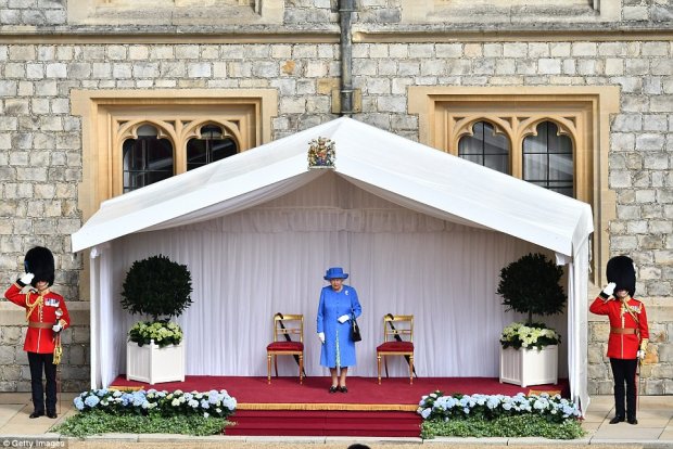Nữ hoàng Anh đứng một mình đợi Tổng thống Donald Trump dưới thời tiết 27 độ C.