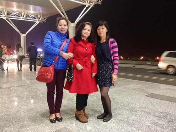 Chị Tạ Thu Trang (áo xanh) và bà Nguyễn Mai Hạnh (ở giữa) đều đã tìm được người thân thất lạc. 