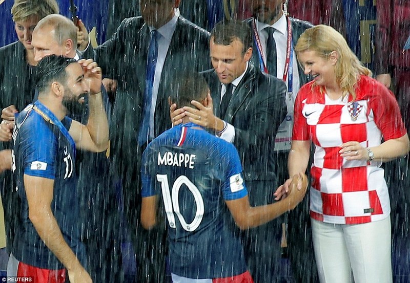 Mặc dù Croatia không thể giành ngôi vương, nhưng nữ Tổng thống vẫn đội mưa chúc mừng đội tuyển Pháp