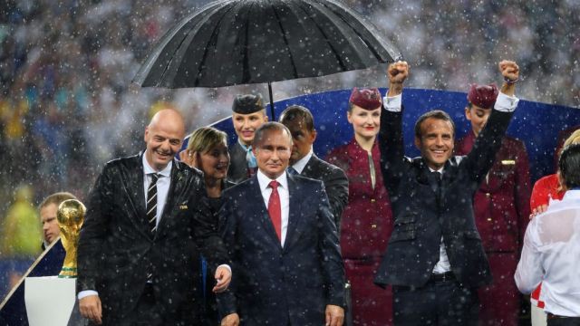 Cơn mưa cũng không thể ngăn được cảm xúc chiến thắng của tổng thống Pháp Maccron