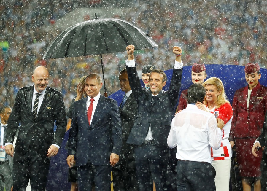 Sau màn ăn mừng trên khán đài, ông Macron còn tới phòng thay đồ của cầu thủ để chúc mừng đội tuyển Pháp đăng quang World Cup 2018.