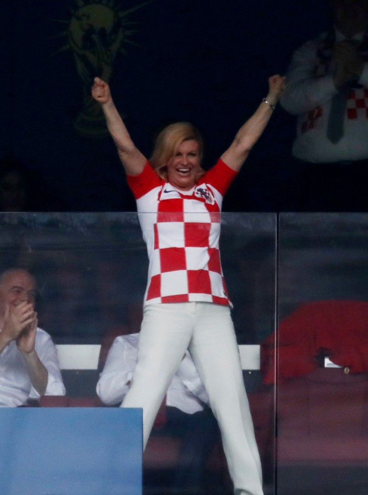 Nữ tổng thống Croatia cũng vui mừng hết sức khi đội nhà ghi bàn