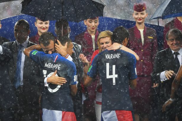 Sau khi Pháp giành thắng lợi 4 -2 trước Croatia, cơn mưa bất chợt ập xuống tại lễ trao giải nhưng các nhà lãnh đạo Pháp và Croatia vẫn không quản ngại mưa để ôm và chia vui cùng các cầu thủ