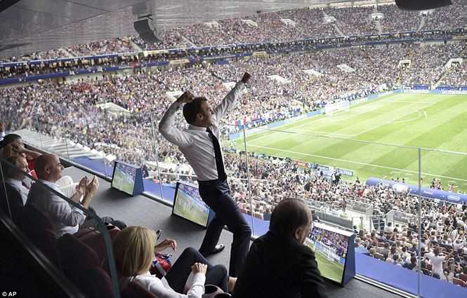 Ông Marcon không kìm nén được cảm xúc và ăn mừng cuồng nhiệt trước dàn quan chức cấp cao. Tổng thống Pháp đã bỏ hết lễ nghi để ăn mừng chiến thắng, cởi cả áo khoác, đấm tay vào không khí và nhảy lên sung sướng trước những bàn thắng của đội nhà. 
