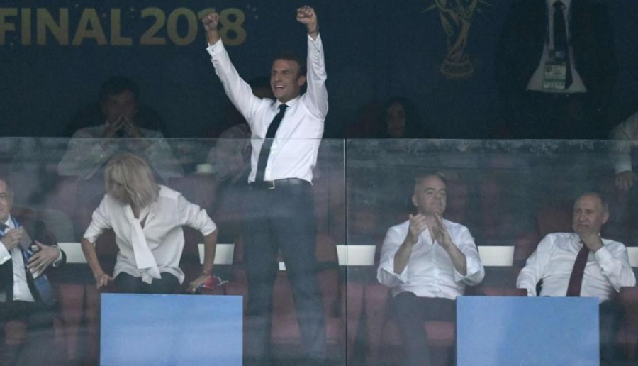 Tổng thống Pháp Emmanuel Macron phấn khích trước bàn thắng thứ 4 của đội tuyển Pháp trong trận chung kết với Croatia. 