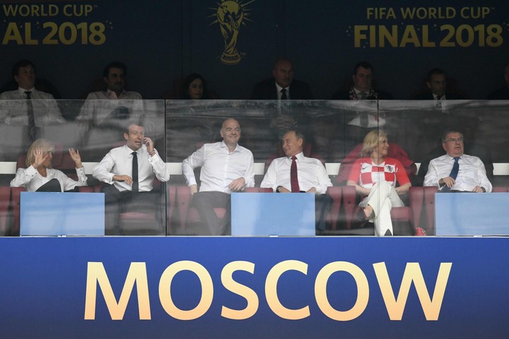 Hình ảnh từ phải sang Tổng thống Croatia Kolinda Grabar-Kitarovic và chồng, Tổng thống Nga Vladimir Putin, chủ tịch FIFA, Tổng thống Pháp Emmanuel Macron và vợ cùng ngồi trên khán đài theo dõi trận đấu.