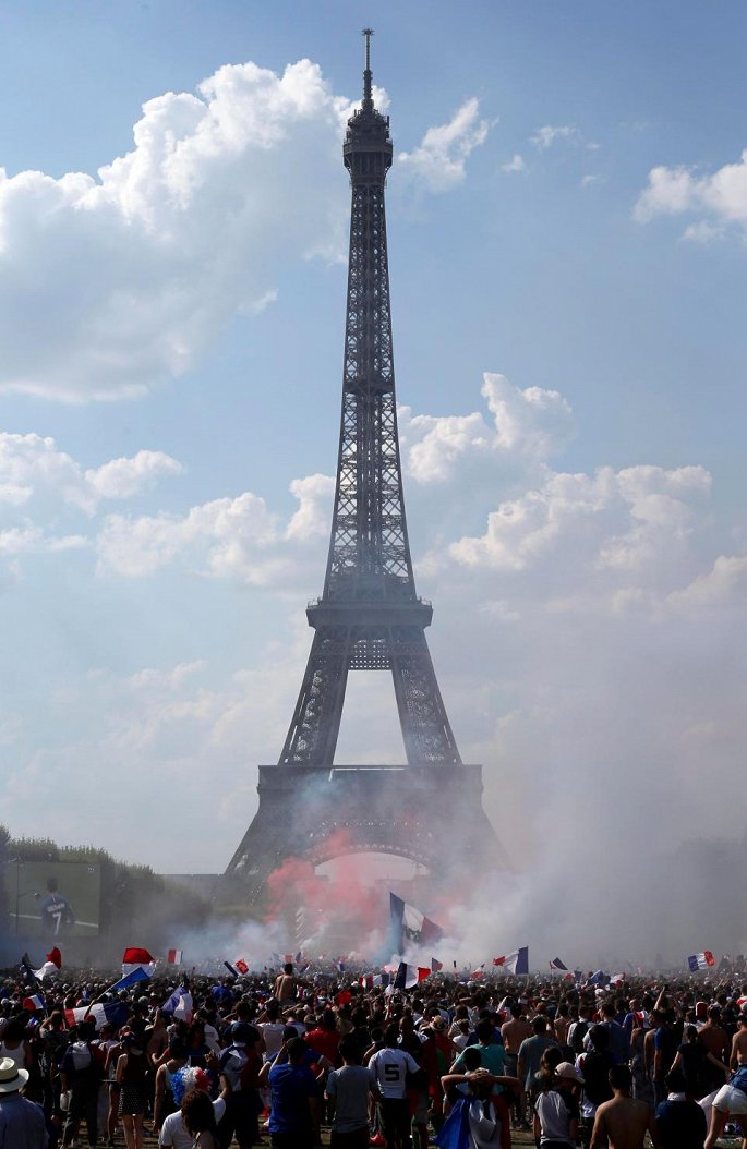 Thủ đô Paris ngập trong khói và không khí chiến thắng