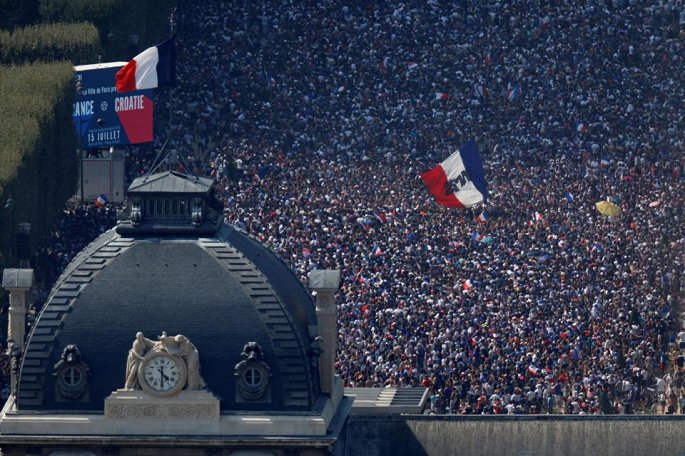 CĐV phủ kín Đại lộ Champs-Élysées để theo dõi trận đấu và ăn mừng sau chiến thắng