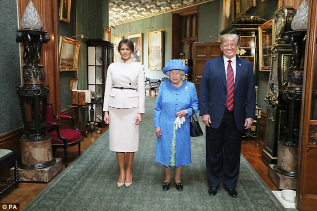 Một mình Nữ hoàng tiếp đón vợ chồng ông Trump khiến nhiều người đồn đoán Thái tử Charles và Hoàng tử William 