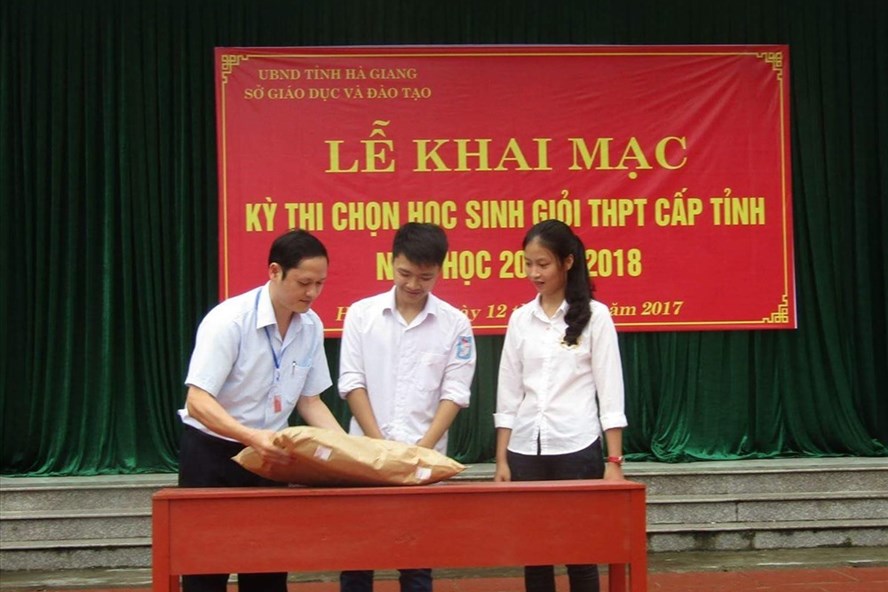 Ông Vũ Trọng Lương (ngoài cùng bên trái) trong một hoạt động giáo dục tại tỉnh Hà Giang